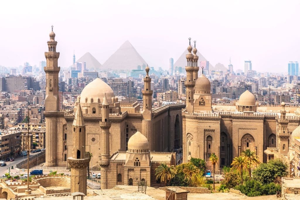 Sultan Hassan džamija-medresa i piramide u pozadini, Kairo, Egipat.jpeg-853-kb-3360-x-2240-piksela